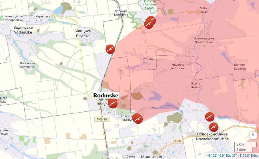 Tình hình ở khu vực thị trấn Rodinske, phía bắc Pokrovsk hiện vẫn còn chìm trong "màn sương chiến tranh", nhưng trên bản đồ chiến sự Liveuamap của Lầu Năm góc, làng Krasny Liman và các khu vực lân cận, bao gồm cả đài tưởng niệm "Mộ tập thể", đã được tô màu đỏ.