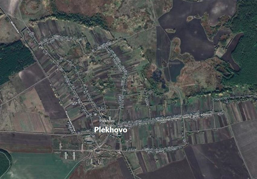 Hơn nữa, trước chiến tranh, Plekhovo có dân số hơn 600 người, đây là ngôi làng biên giới có quy mô không nhỏ, lại có vành đai rừng bao quanh để bảo vệ. Lực lượng AFU đồn trú tại đây gồm một tiểu đoàn, thuộc Lữ đoàn xung kích đường không 80, và có trận địa hỏa lực ở bên kia sông yểm trợ. Có thể nói đây là một trận địa kiên cố.