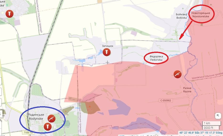 Ông Marochko cũng cho biết, trên khu vực “mỏm đá” ở phía đông bắc Pokrovsk-Mirnograd, sau khi Cụm quân Trung tâm chiếm được Novotoretske, quân Nga không “tiện đà chiến thắng” để tiến về hướng thành phố Druzhkovka, mà quay ngoặt trở lại về thị trấn Rodinske. Hiện tại, giao tranh đang diễn ra ác liệt tại làng Fyodorovka.
