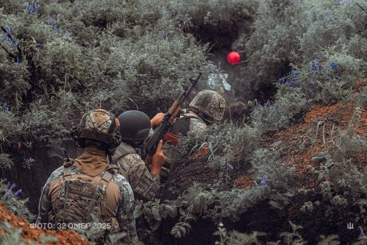 Với các khí tài ảnh nhiệt trên UAV, chúng có thể phát hiện chính xác các boongke trên mặt đất, dấu hiệu của việc đi lại và hoạt động của con người và truyền về dưới sở chỉ huy của quân Nga theo thời gian thực. RFAF ngay lập tức phóng UAV Geran-2 cải tiến, có thể điều khiển như UAV FPV, thực hiện một cuộc tấn công chính xác bằng đầu đạn nổ mạnh nặng tới 80kg.