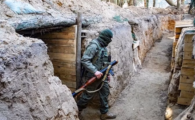 Hiện chưa có thông tin là quân Ukraine phòng thủ ở dãy điểm cao phía bắc làng Predtechin đã kiên cường chống trả, bỏ chạy hoặc bị tiêu diệt? Nhưng có một sự thật là công binh của AFU đã xây dựng các công sự nằm trên sườn dốc, như thể giành riêng cho quân Nga. Những công sự này dễ dàng bị xâm nhập từ trên cao và thuận tiện cho việc tấn công thành phố, chứ không phải để phòng thủ.