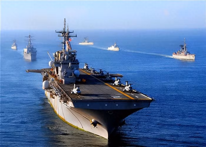 Với 15 tàu chiến trên Vịnh Oman, Hải quân Mỹ chính thức cắt đứt tuyến đường xuất khẩu dầu mỏ chính của Iran. Tổng thống Mỹ Donald Trump đã đưa ra một tuyên bố gay gắt tại một cuộc họp báo ở Nhà Trắng. "Bất kỳ tàu nhỏ nào của Iran dám tiếp cận tuyến phong tỏa, sẽ bị đánh chìm ngay lập tức".