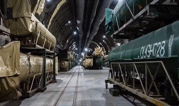 Đừng cho rằng Iran chỉ cất giấu tên lửa vào các hầm trong lòng núi, mà họ còn xây nhà máy trong lòng núi để sản xuất chúng. Theo đánh giá của tình báo Mỹ, năng lực sản xuất tên lửa hàng tháng của Iran vượt quá 150 quả, với các nhà máy ngầm hoạt động ngày đêm.