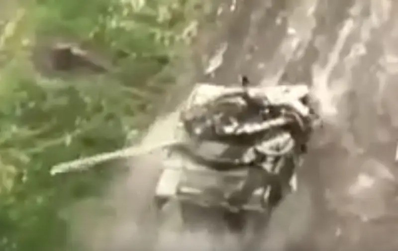 Chiếc T-90M Proryv của Nga, sau khi bị ít nhất bị hai lần UAV FPV tấn công trúng tháp pháo, nhưng vẫn duy trì được hoàn toàn khả năng chiến đấu và tiếp tục di chuyển nhanh chóng, một lần nữa chứng minh độ tin cậy cao của xe tăng Nga trong thực chiến.