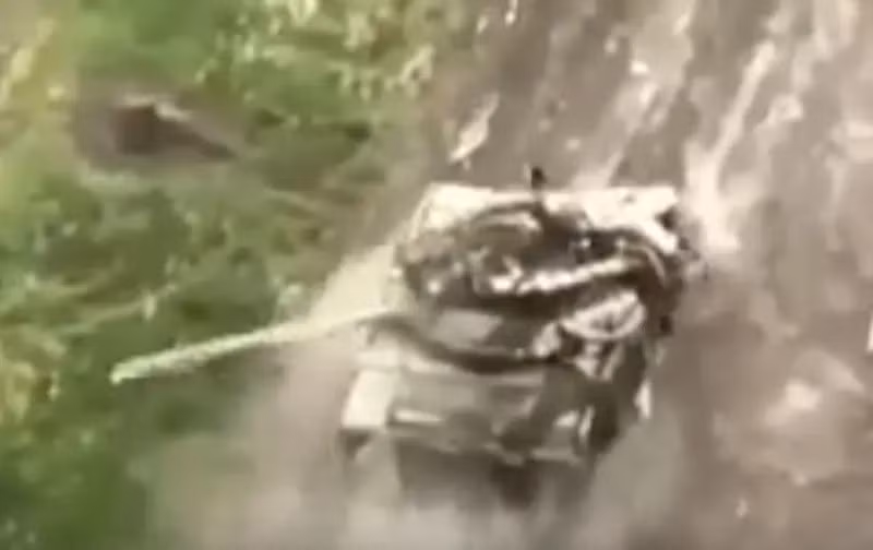 Chiếc T-90M Proryv của Nga, sau khi bị ít nhất bị hai lần UAV FPV tấn công trúng tháp pháo, nhưng vẫn duy trì được hoàn toàn khả năng chiến đấu và tiếp tục di chuyển nhanh chóng, một lần nữa chứng minh độ tin cậy cao của xe tăng Nga trong thực chiến.