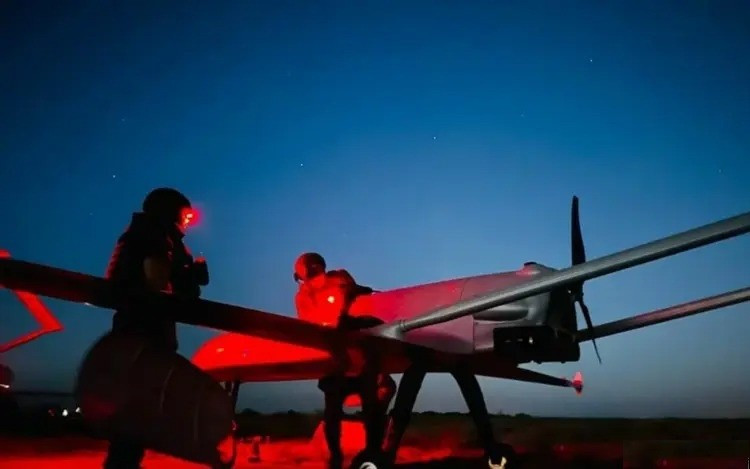 Để tăng cường hiệu quả tấn công của UAV tự sát tầm xa, Ukraine thường triển khai thêm một loạt UAV có tầm bay ngắn hơn để thu hút và đánh lạc hướng hỏa lực phòng không của Nga. Ngoài ra, các dải kim loại sẽ được dán lên UAV tấn công, để đánh lừa radar của Nga.