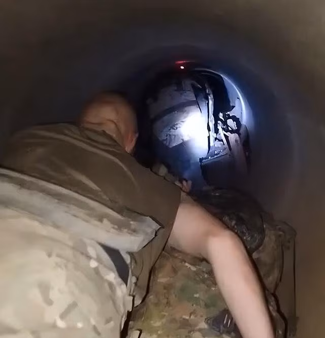 Theo phân tích của các chuyên gia quân sự, những tổn thất trong quá trình hành quân và cơ động tấn công, còn lớn hơn nhiều so với mức thiệt hai khi hai bên trực tiếp giao chiến. Do đó, cả hai bên đều cố gắng tìm cách triển khai lực lượng với tổn thất thấp nhất, và "chiến tranh đường hầm" hay còn gọi là “độn thổ”, là một trong những chiến thuật được quân đội Nga (RFAF) “ưa thích” sử dụng.