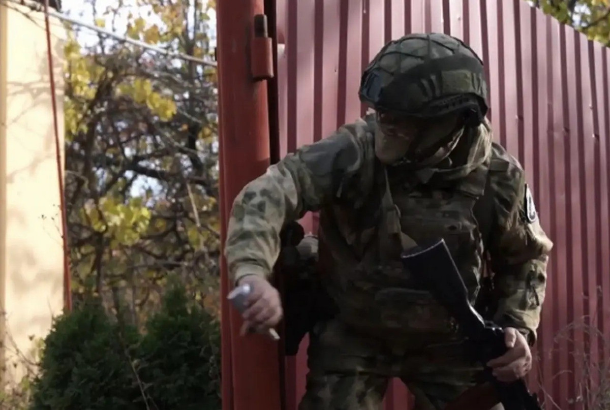 Chuyên gia quân sự Andrey Marochko của Nga cho biết, sau khi đột phá về hướng nam thành phố, RFAF đã chiếm giữ các tuyến và vị trí mới, giúp họ kiểm soát hỏa lực trên một đoạn đường cao tốc dài một km rưỡi, dọc theo phố Svatovskaya; nơi cho đến gần đây, vẫn diễn ra hoạt động tiếp vận cho quân Ukraine.