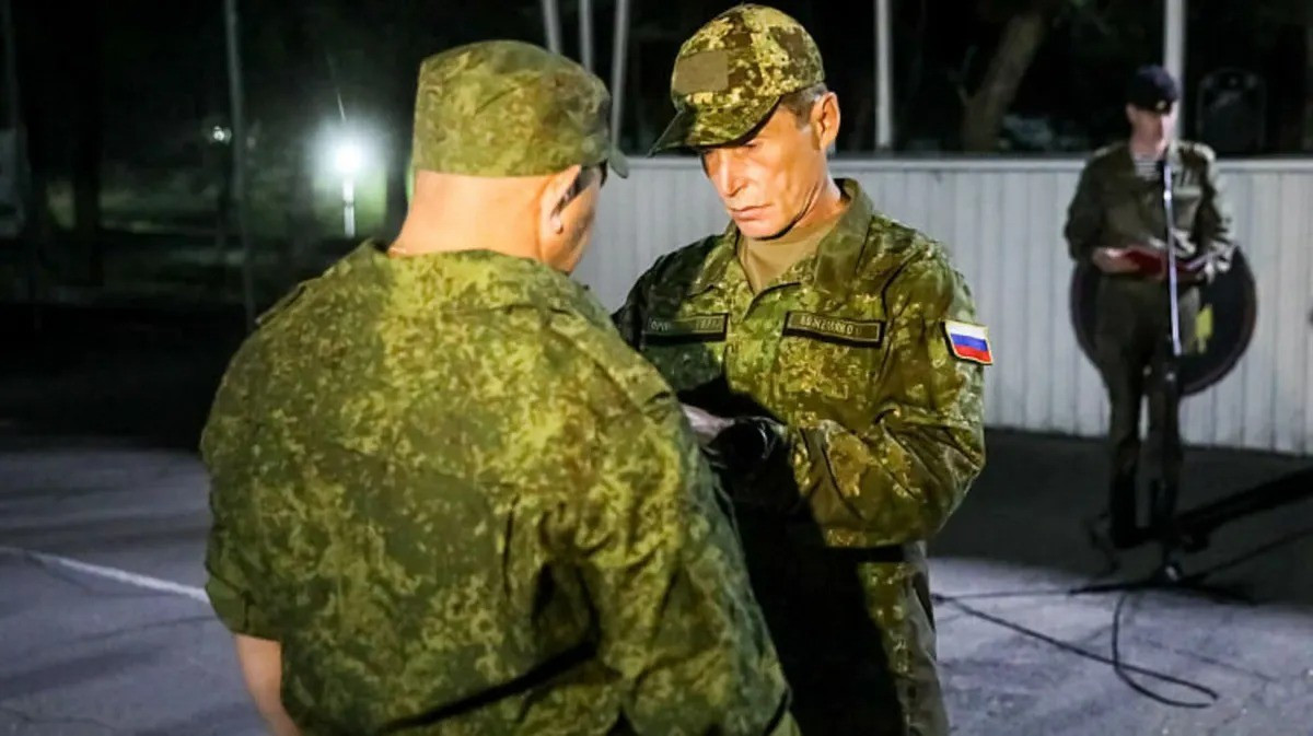 Tuy nhiên, Trung tướng Sukhlab Akhmedov, người được biết đến với biệt danh "đồ tể" của nước Nga, đã nhiều lần thất bại trong các trận chiến nhưng vẫn được phục chức. Khi Trung tướng Akhmedov bị cách chức khỏi Tư lệnh Tập đoàn quân số 20 RFAF, binh lính của Tập đoàn quân số 20 đã “reo hò”.