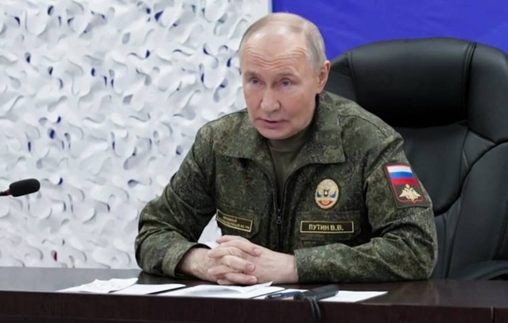 Trong khi đó, cuộc đấu tranh ngoài chiến trường cũng đang leo thang. Tổng thống Nga Putin, trong một chuyến thị sát tiền tuyến, đã cảnh báo về một "giải pháp quân sự" và tuyên bố kiểm soát thành phố lớn thứ hai của tỉnh Zaporizhzhia. Còn tổng thống Zelenskyy khẩn trương đến Mỹ, để cố gắng thúc đẩy một kế hoạch hòa bình đã "hoàn thành 90%". Tuy nhiên, Nga nhanh chóng dội gáo nước lạnh vào điều này, tuyên bố rằng bản dự thảo của Ukraine "khác biệt về cơ bản" so với nội dung của các cuộc đàm phán Nga-Mỹ.