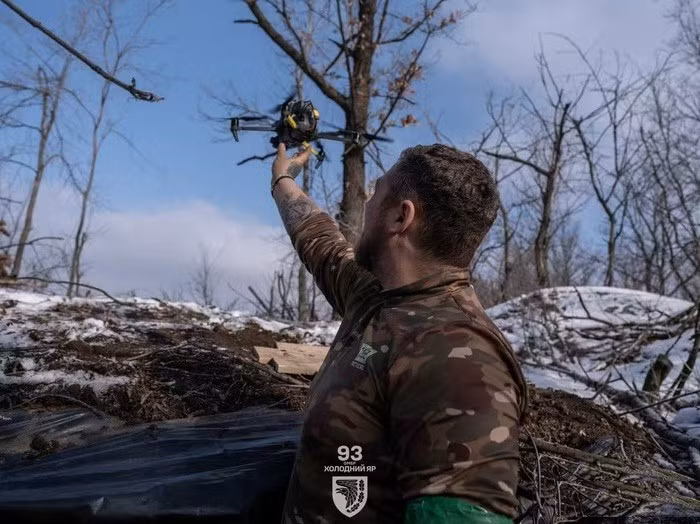 Đến cuối năm 2025, chiến trường Ukraine đang trải qua một sự sụp đổ dây chuyền chưa từng có. Từ cuộc tấn công chính xác của Quân đội Nga (RFAF) vào trung tâm chỉ huy Ukraine, đến sự tan rã có tổ chức của lữ đoàn được huấn luyện và trang của Quân đội Pháp.