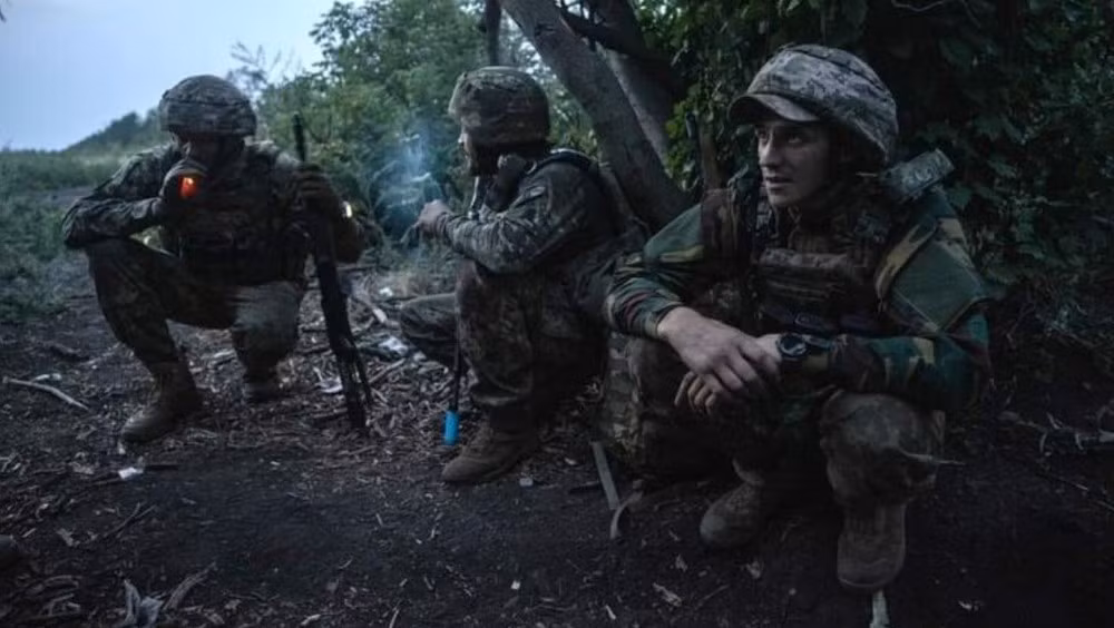 Cùng với đó là các vụ bê bối tham nhũng cấp cao thường xuyên (như binh lính tiền tuyến thiếu quần áo mùa đông), điều này càng làm suy yếu tinh thần của quân đội. Theo thống kê của Nga, đến năm 2025, số lượng binh lính Ukraine đào ngũ ở tiền tuyến sẽ vượt quá 100.000 người. Mặc dù 15.000 robot chiến đấu do phương Tây cung cấp có thể đóng vai trò là "đội giám sát trên không", nhưng chúng không thể ngăn chặn sự sụp đổ tinh thần.