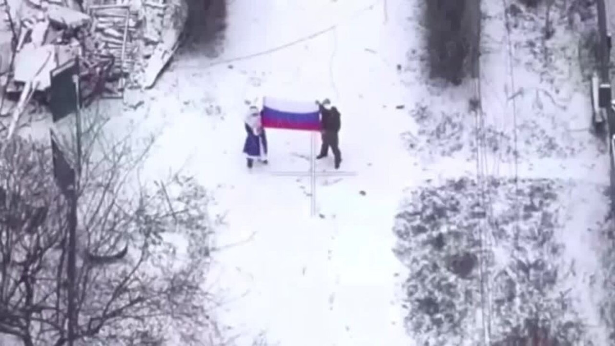 Sau khi kiểm soát phần lớn khu đô thị Pokrovsk, ở phía tây tỉnh Donetsk, Quân đội Nga (RFAF) tiếp tục tiến công vào khu đô thị Myrnohrad. Lần này, RFAF tung các đơn vị thủy quân lục chiến tinh nhuệ nhất của họ vào chiến đấu. Trung tướng Sukhrab Akhmedov, trực tiếp chỉ huy và lên kế hoạch cho chiến dịch tấn công này.