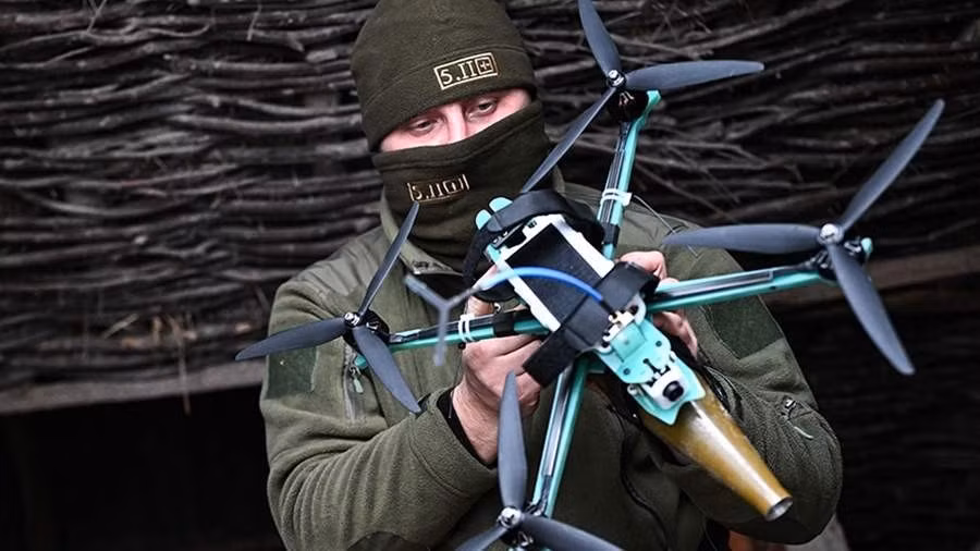 Tuy nhiên, do hệ thống trinh sát của Ukraine quá chặt chẽ và mặt đất bị gài bẫy dày đặc, nên quân Nga đã gặp khó khăn khi tiến quân vào ban ngày. Lúc này, UAV đã trở thành lực lượng tiên phong của RFAF. Lữ đoàn UAV Rubicon của RFAF, sử dụng UAV liên tục giám sát trên không và ngay lập tức thả bom khi phát hiện ra các điểm hỏa lực của Ukraine.