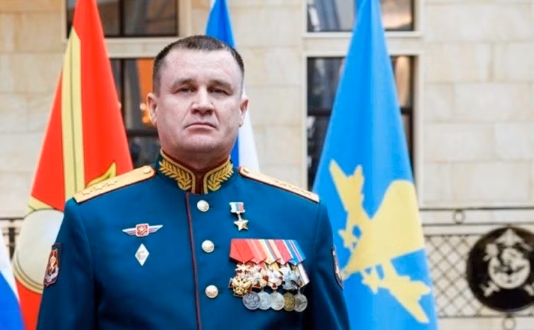 Theo phân tích và dự đoán của giới quân sự Nga, khả năng tướng Mordvichev sẽ là người kế nhiệm số 1 vị trí Tổng Tham mưu trưởng Lực lượng vũ trang Nga, tướng Gerasimov. Vừa qua, tướng Gerasimov bước sang tuổi 70, đáng lẽ ông đã được nghỉ hưu, nhưng được Tổng thống Nga Putin ký sắc lệnh kéo dài thời gian phục vụ. (nguồn ảnh TASS, Ukrinform, Kyiv Post, Sputnik).