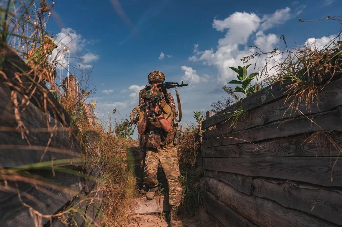 Tổng cộng, quân Nga đã giành quyền kiểm soát thêm ít nhất 10 km2 lãnh thổ phía đông và phía bắc Pokrovsk kể từ đầu ngày 12/10, tiếp tục gây sức ép lên quân Ukraine phòng thủ ở Pokrovsk. Trong khi AFU cũng đang cố gắng phản công gần làng Kucheriv Yar.