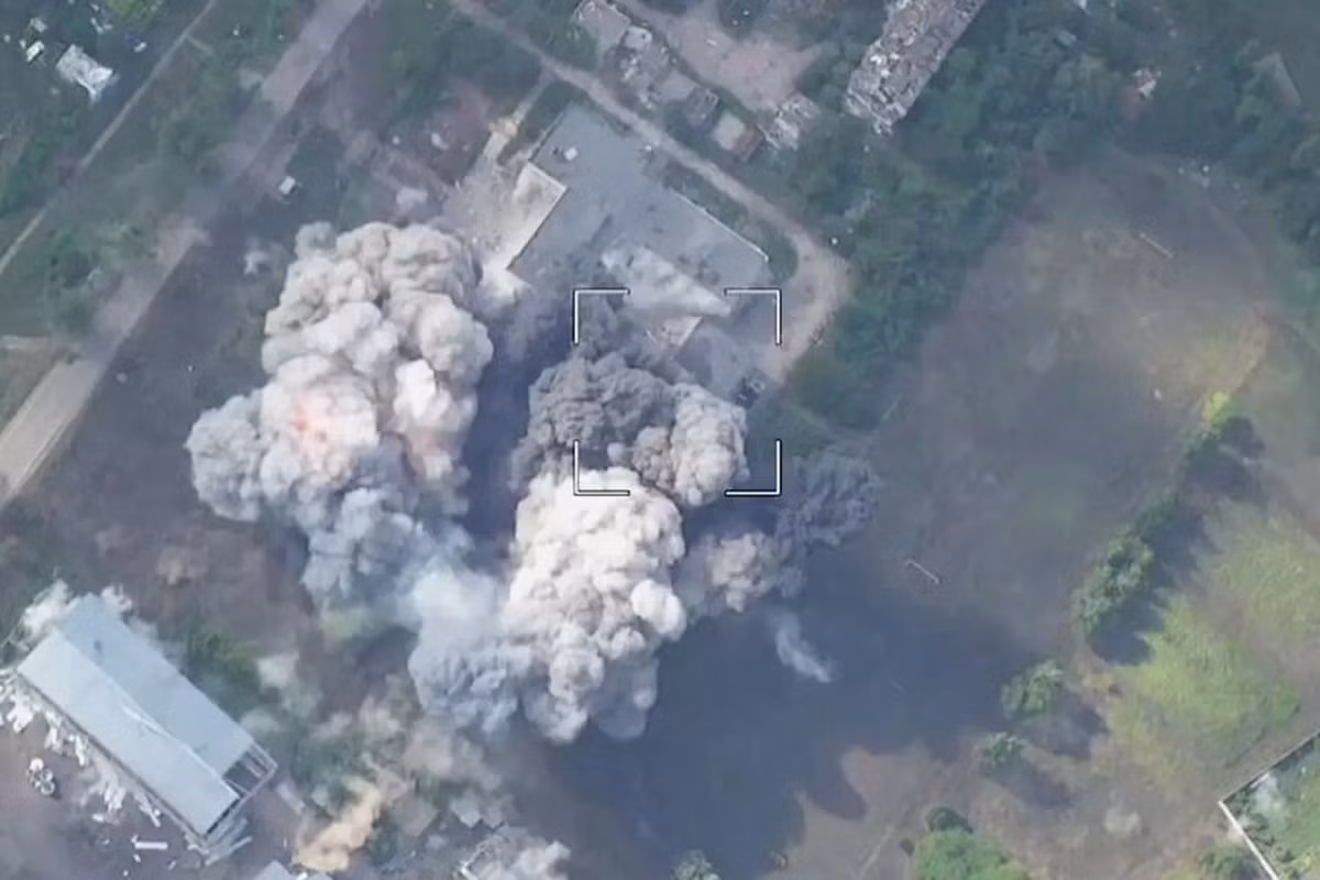  Dự đoán đến năm 2026, Không quân Ukraine sẽ có thêm nhiều máy bay chiến đấu F-16, được trang bị tên lửa không đối không tầm trung AIM-120. Lúc này có khả năng máy bay tiêm kích-bom Su-34 của Nga, sẽ gặp khó khăn hơn trong việc thả bom dẫn đường UMPK trên tiền tuyến.