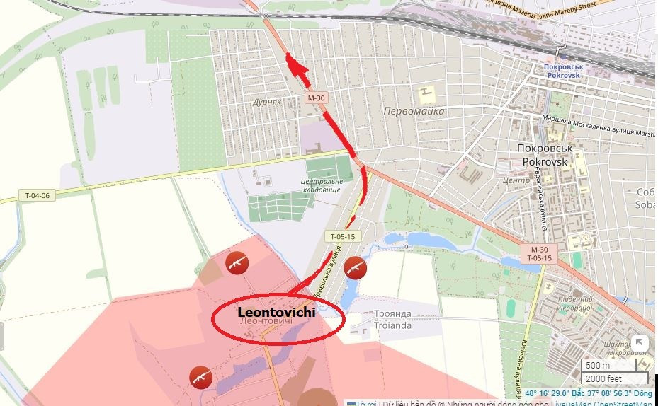 Để ngăn chặn quân Ukraine tấn công từ hai bên sườn của đội hình thọc sâu vào thành phố Pokrovsk, quân Nga đang mở rộng vùng kiểm soát của họ ở phía tây làng Leontovichi ở phía nam thành phố. Do làng Leontovichi đã nằm dưới sự kiểm soát của RFAF, nên các đơn vị AFU còn lại ở phía tây phố Zashchitnikov Ukrainy có thể thấy họ đã bị cắt đứt khỏi lực lượng chính.