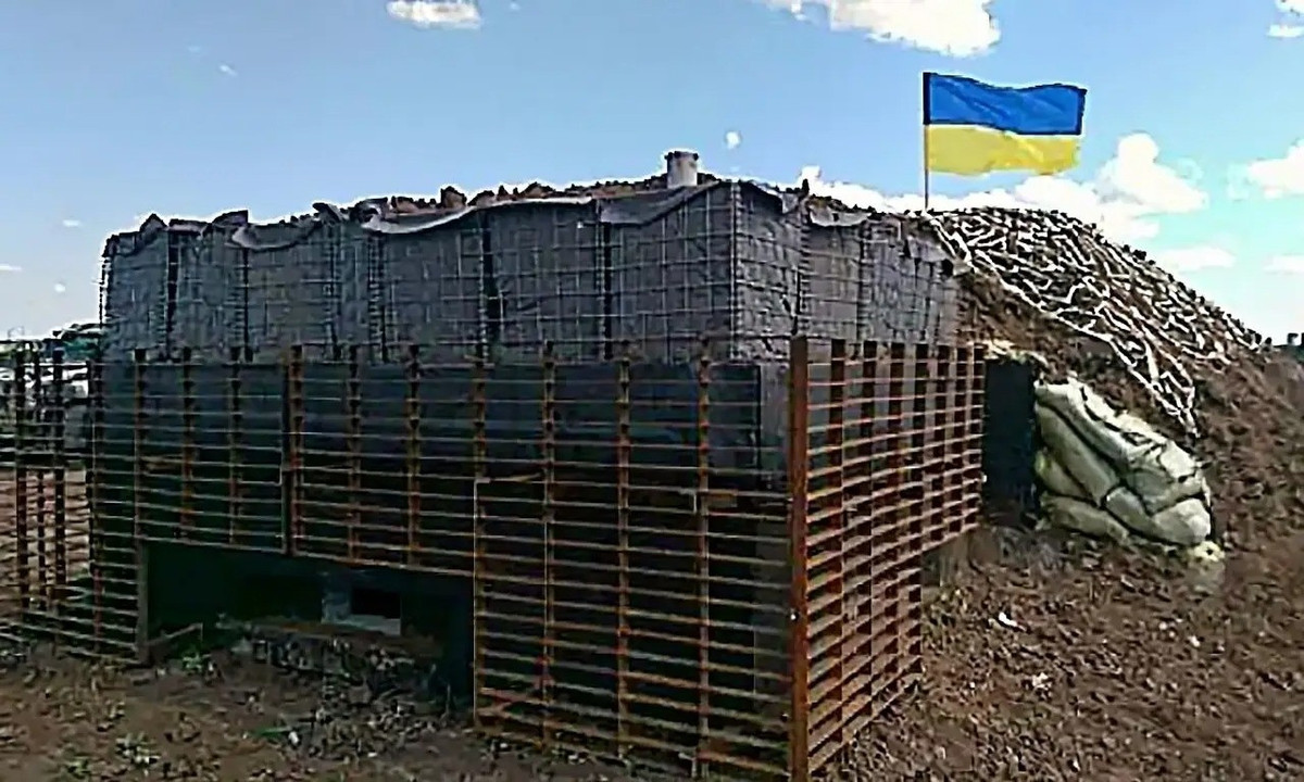 Theo thông tin hiện có, quân đội Ukraine đang biến Kostiantynivka thành một Bakhmut hoặc Chasiv Yar khác, xét theo vị trí địa lý của nó. Trong thành phố, một hệ thống phòng thủ theo hình bậc thang đang được xây dựng, các tòa nhà đang được biến thành công sự chiến đấu, nhiều tuyến giao thông hào dọc các con phố đã được đào, v.v.