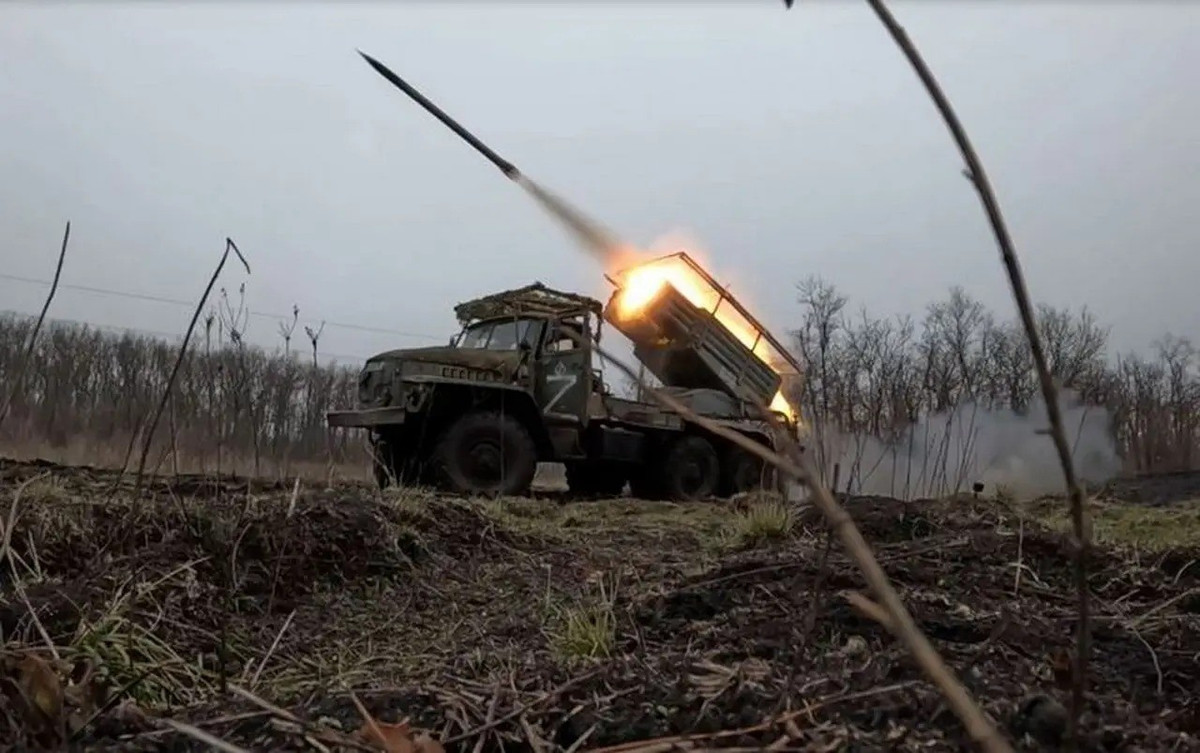 Theo kênh Arkhangel Spetsnaz, vài ngày trước, lực lượng xung kích của Cụm quân phía Bắc RFAF, đã giành được quyền kiểm soát phần lớn làng Yunakivka. Và hôm nay, quân Nga đã hoàn tất việc truy quét tàn quân Ukraine cuối cùng khỏi ngôi làng, đánh dấu chiến thắng quan trọng của RFAF ở mặt trận Sumy.