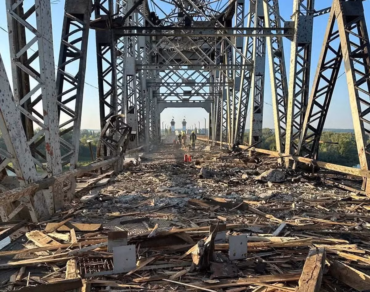 Trang Military Review cho biết, cuộc tấn công của RFAF đã đánh trúng phần giữa của cầu Kryukovsky ở Kremenchug, tỉnh Poltava. Cây cầu này dài khoảng 1.700 m. Đây là một cầu sắt hai tầng kết hợp, được thiết kế cho cả vận tải đường bộ và đường sắt, kết nối giữa hai khu vực Kremenchug qua sông Dnieper trong khu vực này.