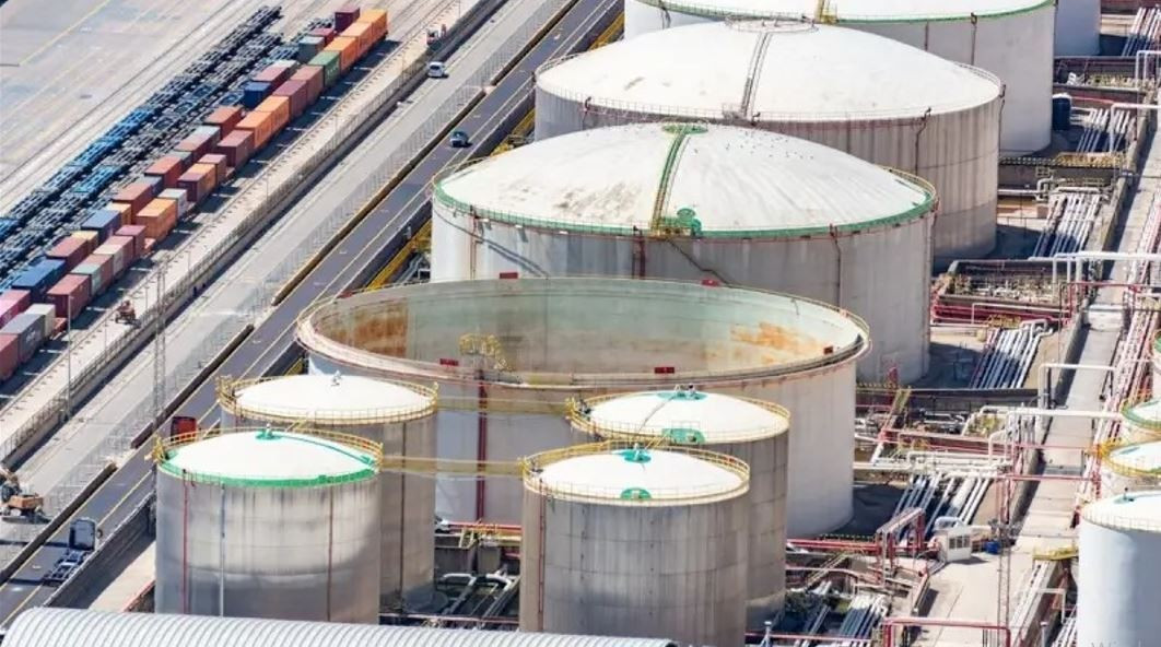 Tuy nhiên AFU cũng nhanh chóng phát động các cuộc tấn công trả đũa vào sâu trong lãnh thổ Nga. Theo tờ Kyiv Independent, tình báo quân sự Ukraine đã lên kế hoạch và thực hiện các cuộc tấn công tầm xa vào các cơ sở năng lượng của Nga, nhắm vào các nhà máy lọc dầu và cơ sở trung chuyển nhiên liệu ở Samara và Saratov.