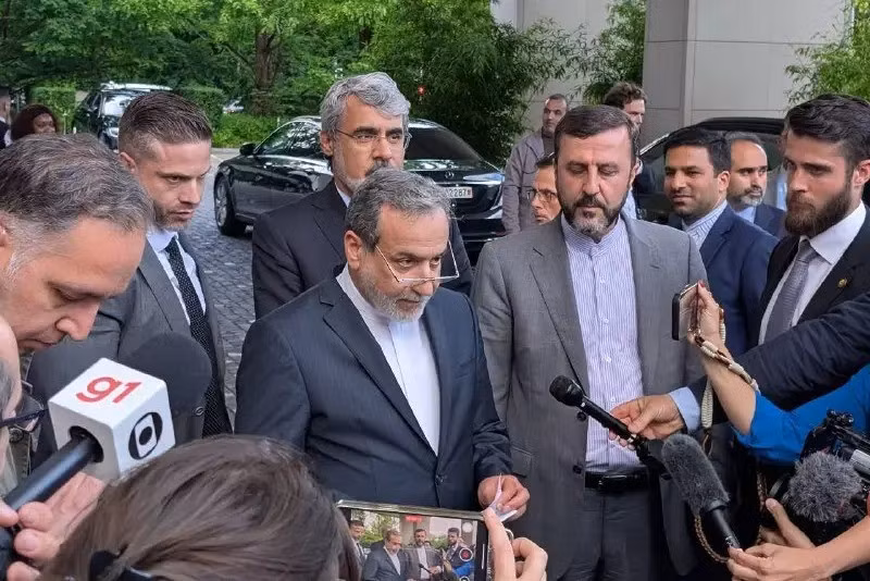 Cho đến nay, chỉ có lực lượng vũ trang Houthis của Yemen lên tiếng ủng hộ Tehran, tuyên bố bắt đầu các hoạt động quân sự chống lại các tàu của Mỹ ở Biển Đỏ. Vì vậy, mọi thứ sẽ chỉ giới hạn ở các tuyên bố và cáo buộc, điều này cũng “không làm phiền Trump”.