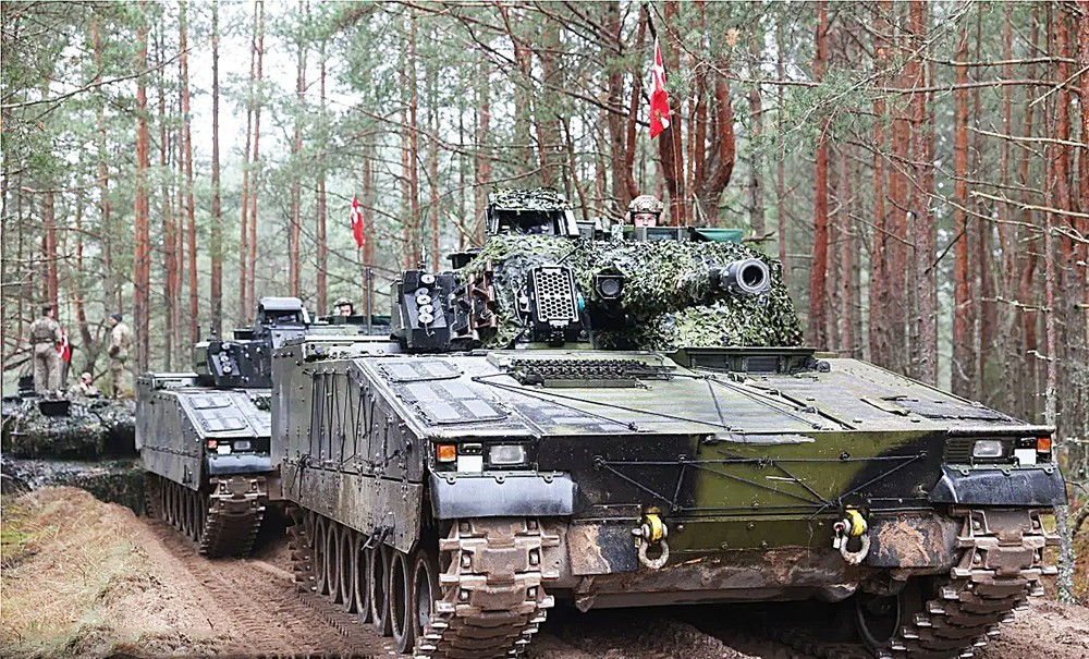 Kíp xe của CV90 bao gồm một chỉ huy, pháo thủ và lái xe; ngoài ra nó có thểm chở tối đa 8 lính bộ binh (phiên bản viện trợ cho Ukraine chở tối đa 6 lính bộ binh). Lớp giáp của phiên bản cơ bản (phiên bản mà quân đội Ukraine trang bị), mặc dù có nhiều lớp, nhưng chỉ bảo vệ được trước đạn xuyên giáp 14,5 mm và mảnh đạn pháo. Tuy nhiên, với lớp giáp mô-đun bổ sung, CV90 có thể chịu được các đòn tấn công từ đạn pháo 30 mm.