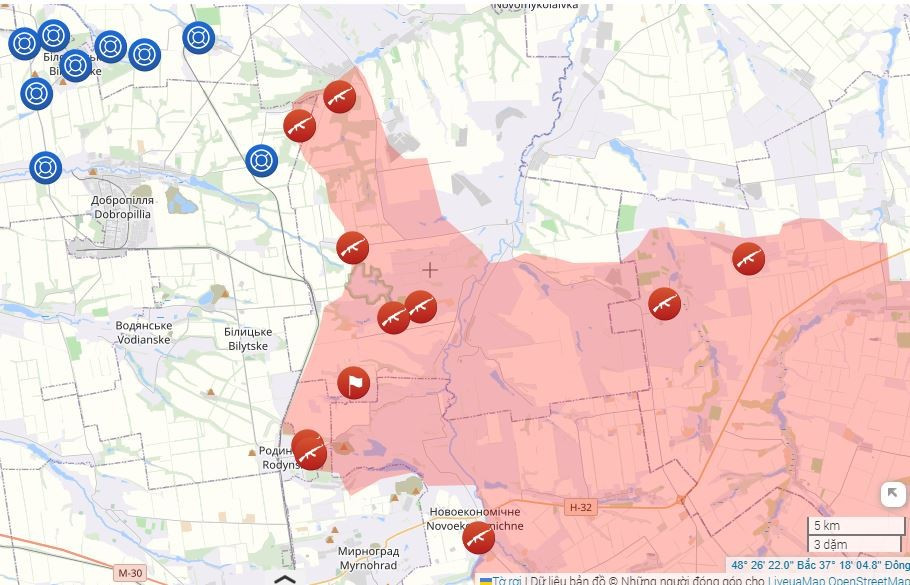 Ngoài ra, lợi dụng quân Ukraine bị hút vào các tuyến phòng thủ xung quanh Pokrovsk, quân Nga bất ngờ đột phá sâu về phía bắc thành phố, đe dọa toàn bộ hệ thống phòng thủ của AFU trên tuyến phía bắc tại khu vực Pokrovsk. Đồng thời quân Nga cũng tổ chức tấn công vào thị trấn Rodinske và cho lực lượng đột nhập vào thành phố, gây hoảng loạn cho quân Ukraine phòng thủ cả trong và ngoài thành phố. (Vòng tròn xanh là khu vực bắt buộc người dân phải sơ tán).