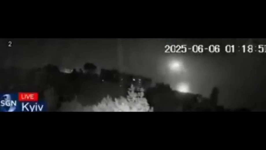 Chứng minh cho những luận điểm trên, đó là video cho thấy các hệ thống phòng không Patriot ở Kiev liên tiếp phóng đạn, đánh chặn các mục tiêu trên không, và sau đó một vật thể lao xuống nơi trận địa tên lửa phòng không được phóng đi, kết thúc là một quầng sáng và một tiếng nổ mạnh vang lên. (nguồn ảnh Topwar, Ukrinform, Kyiv Post).