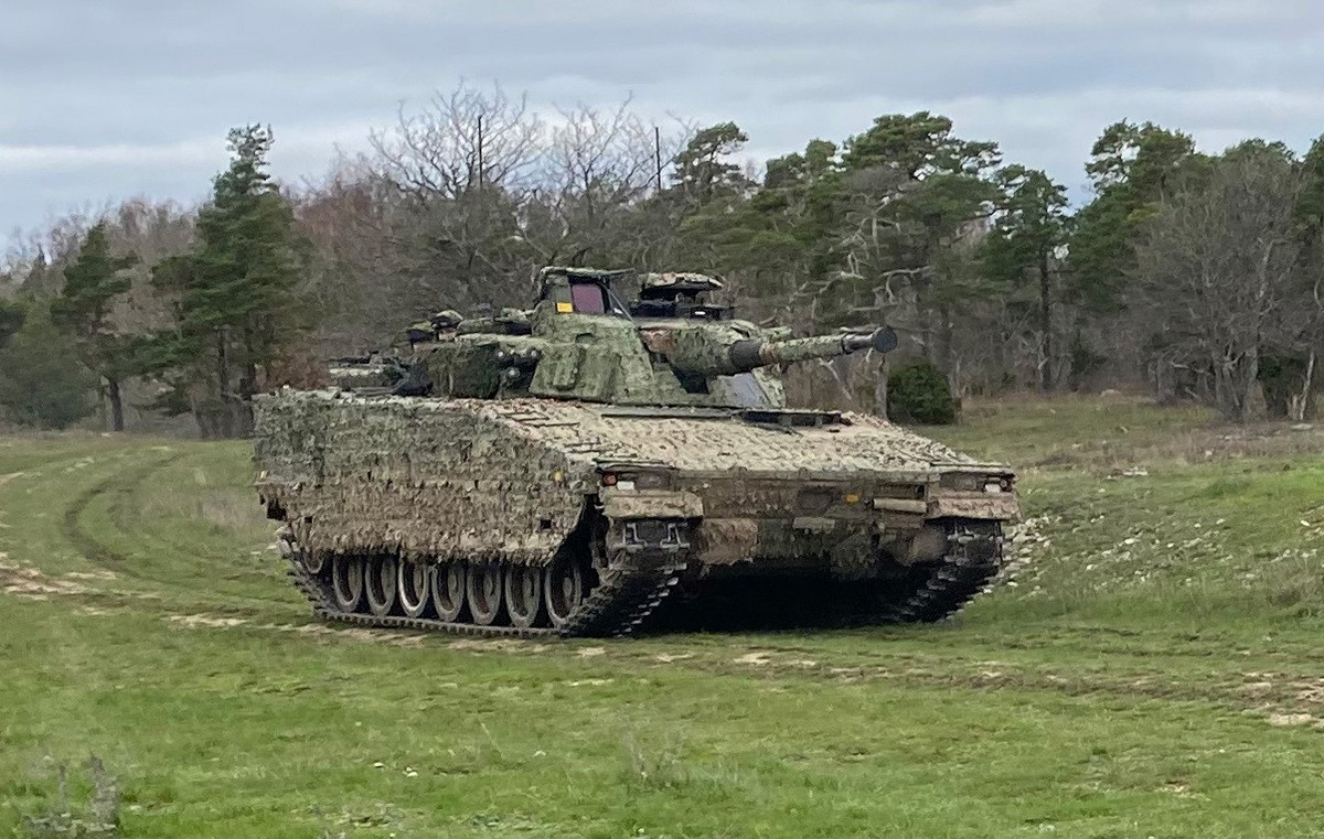 Xe chiến đấu bộ binh (IFV) CV90 của Thụy Điển viện trợ cho Ukraine, đã trở thành chiến lợi phẩm của Nga vào mùa hè năm 2023, bỗng trở thành tâm điểm chú ý toàn cầu; khi các nước NATO lo ngại rằng, ngành công nghiệp quốc phòng Nga, đã sử dụng một số công nghệ tiên tiến mà chiếc xe này được trang bị. Vậy Nga đã khai thác được những bí mật gì trên chiếc IVF này?