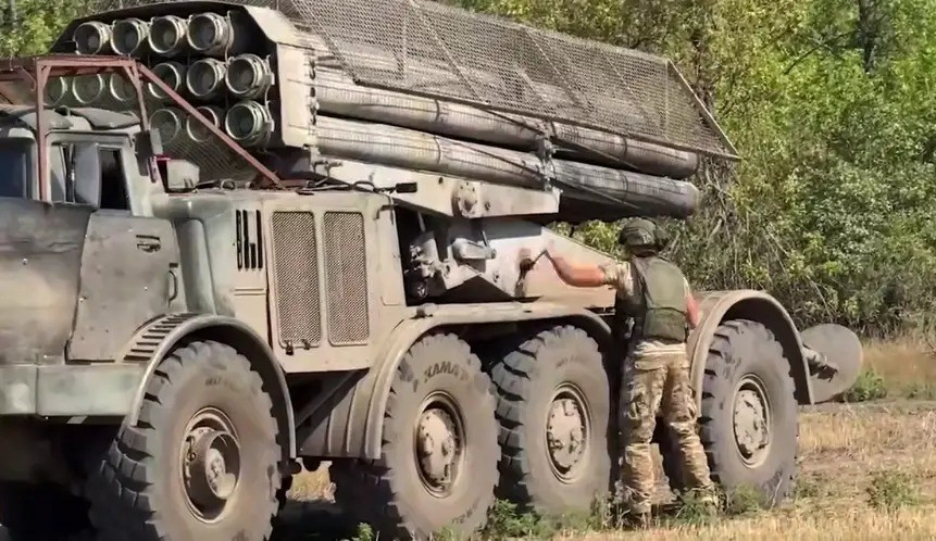 Do đó, trận chiến ở các khu vực còn lại của tỉnh Donetsk mà Ukraine kiểm soát, có thể trở thành trận chiến chính của chiến dịch mùa thu và có thể kéo dài tới năm 2026. Đồng thời, theo một số phân tích, có thể khi AFU tập trung quân vào khu vực Donetsk, RFAF sẽ tiếp tục cuộc tấn công vào khu vực khác như Zaporizhia, Kharkov hoặc Sumy. (nguồn ảnh Military Review, Ukrinform, Liveuamap).