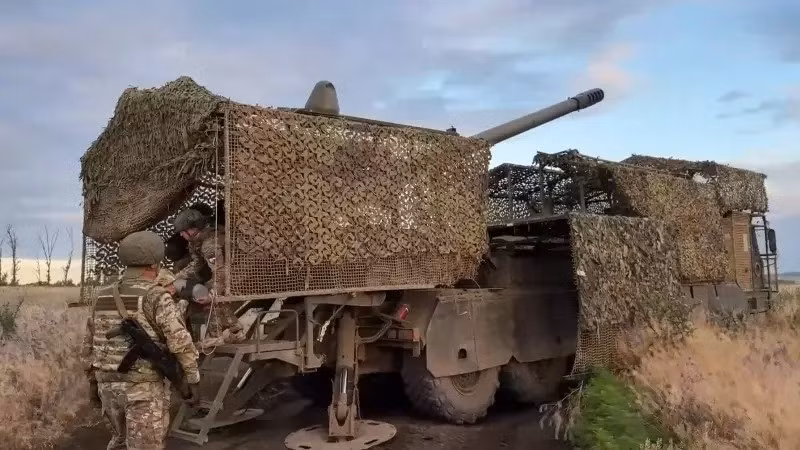 Các lực lượng này được trang bị khoảng 500 xe tăng, 700 xe chiến đấu các loại, hơn 500 khẩu pháo và hơn 200 bệ phóng rocket đa nòng các cỡ nòng. Ngược lại, AFU sau những trận giao tranh liên tục, đã giảm lực lượng phòng thủ tại khu vực Pokrovskxuống còn dưới 30.000 quân; tạo ra sự chênh lệch rõ rệt về sức mạnh.