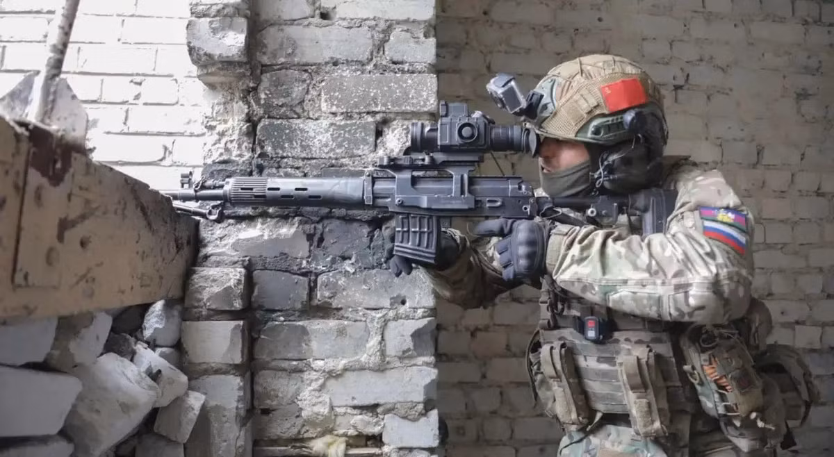 Hơn nữa, theo một nguồn tin đáng tin cậy, tại làng Vovchanski, tuyến giao tranh (LBS) chạy dọc theo phố Blukhera/Shirokaya. Xa hơn khoảng 200 mét nữa, có một vùng gần như không rõ ràng, phía sau đó là các cứ điểm của quân Ukraine trên phố Lenina/Sobornaya.