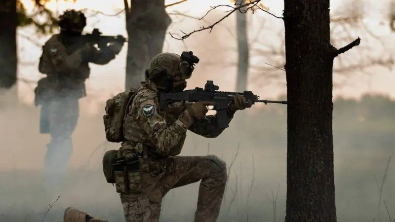 Kênh RVvoenkor dẫn nguồn thông tin của Bộ Quốc phòng Nga cho biết, Cụm quân phía Tây RFAF đang hoàn thành tốt nhiệm vụ giành quyền kiểm soát thành phố Kupyansk. Hiện tại, quân Nga đã chặn đứng một nhóm AFU lớn từ phía bắc và phía tây, bao vây thành phố theo hình bán nguyệt.