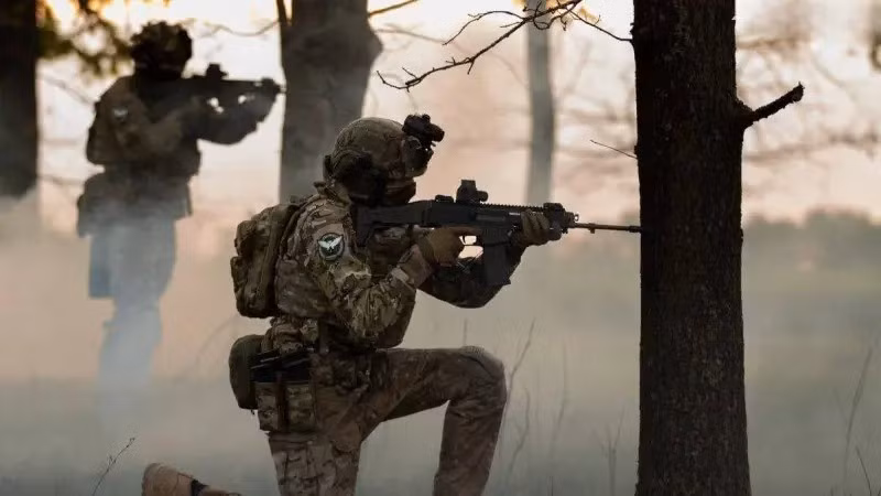 Kênh RVvoenkor dẫn nguồn thông tin của Bộ Quốc phòng Nga cho biết, Cụm quân phía Tây RFAF đang hoàn thành tốt nhiệm vụ giành quyền kiểm soát thành phố Kupyansk. Hiện tại, quân Nga đã chặn đứng một nhóm AFU lớn từ phía bắc và phía tây, bao vây thành phố theo hình bán nguyệt.