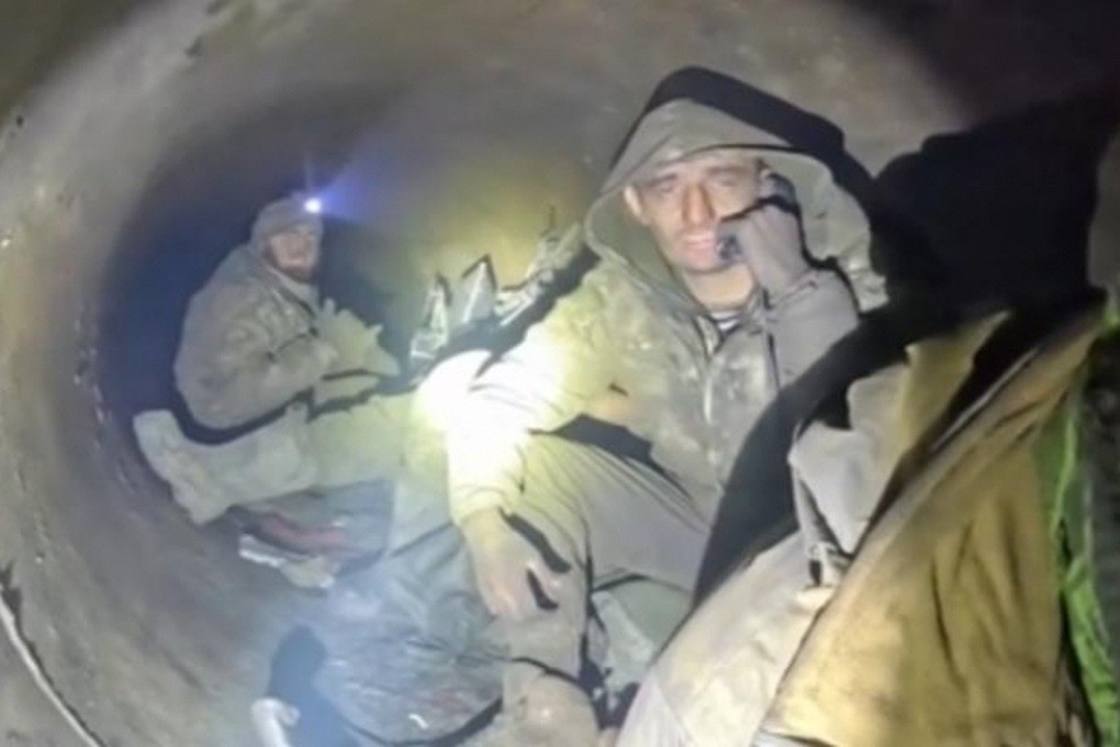 Vào thời điểm đó, AFU ở Sudzha (Kursk) bị bao vây ba mặt, tình hình vô cùng bất lợi. Tuy nhiên, khu vực Sudzha bị chiếm đóng lại có tầm quan trọng chính trị to lớn, và AFU vẫn kiểm soát được một số lượng lớn các vị trí then chốt. Việc chiếm từng điểm một của RFAF sẽ không hề dễ dàng.