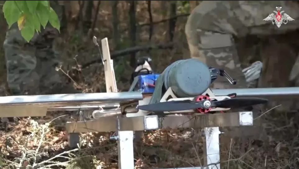 Khi nằm trong vùng phủ sóng di động, việc điều khiển UAV FPV thông qua thẻ SIM sẽ được kích hoạt, cho phép người vận hành dẫn đường cho nó đến mục tiêu sâu trong khu vực phòng thủ. Hệ thống này, theo các nguồn tin, vượt qua giới hạn tầm hoạt động của tín hiệu điều khiển vô tuyến UAV FPV truyền thống và giúp thực hiện các cuộc tấn công ở những khu vực mà các UAV thông thường cùng loại không thể tiếp cận. (Nguồn ảnh TASS, Al Jazeera, Kyiv Post).