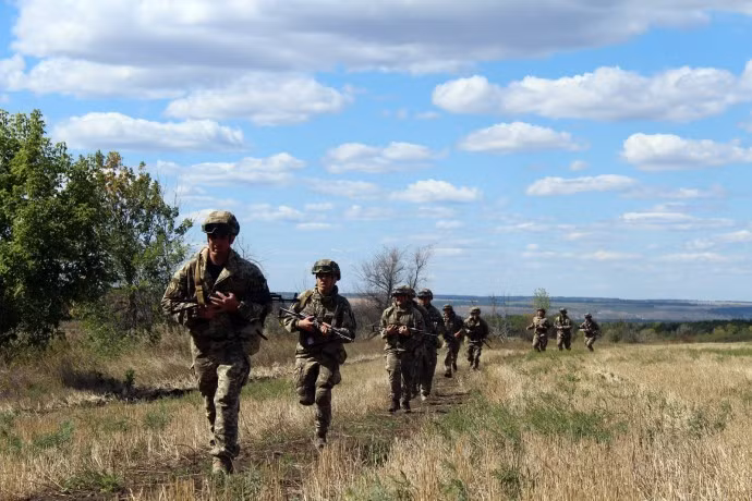 Điều này có nghĩa là, không giống như Pokrovsk, AFU có nguy cơ ngay lập tức rơi vào tình huống tuyến phòng thủ của họ có nguy cơ bị chia cắt, với mỗi đơn vị đồn trú nhỏ buộc phải hành động độc lập. Điều này có thể thấy rõ khi nhìn vào bản đồ Mirnograd.