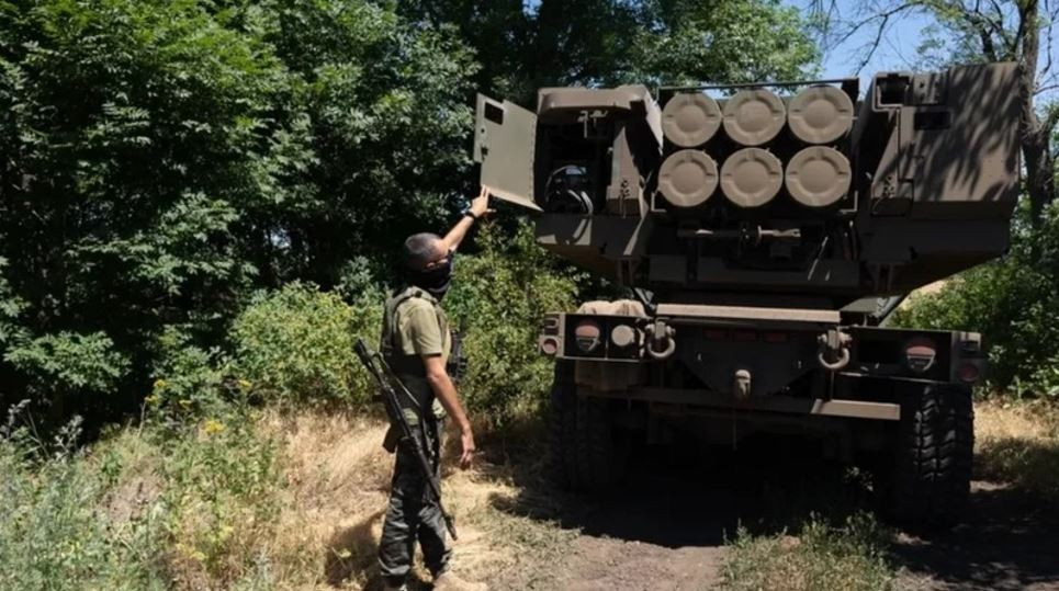 Tạp chí The Atlantic của Mỹ, có bài viết của hai cựu sĩ quan quân đội Mỹ đã nghỉ hưu, từng là cố vấn cho quân đội Ukraine, cho biết các hệ thống tác chiến điện tử (EW) của Nga, đã làm giảm hiệu quả của hệ thống tên lửa chiến thuật lục quân HIMARS của Mỹ, được Lực lượng vũ trang Ukraine (AFU) sử dụng hơn 90%.