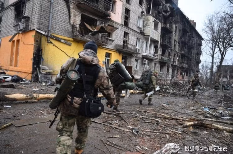 Theo ước tính sơ bộ, có tới 2 tiểu đoàn bộ binh AFU (tối đa 1.000 quân) bị mắc kẹt trong thị trấn này. Không có thông tin chính xác về vũ khí và trang bị của họ. Tuy nhiên, mặc dù đã hoàn toàn mất liên lạc với lực lượng chủ lực, nhóm AFU đồn trú tại Rodynske vẫn sẽ không đầu hàng.