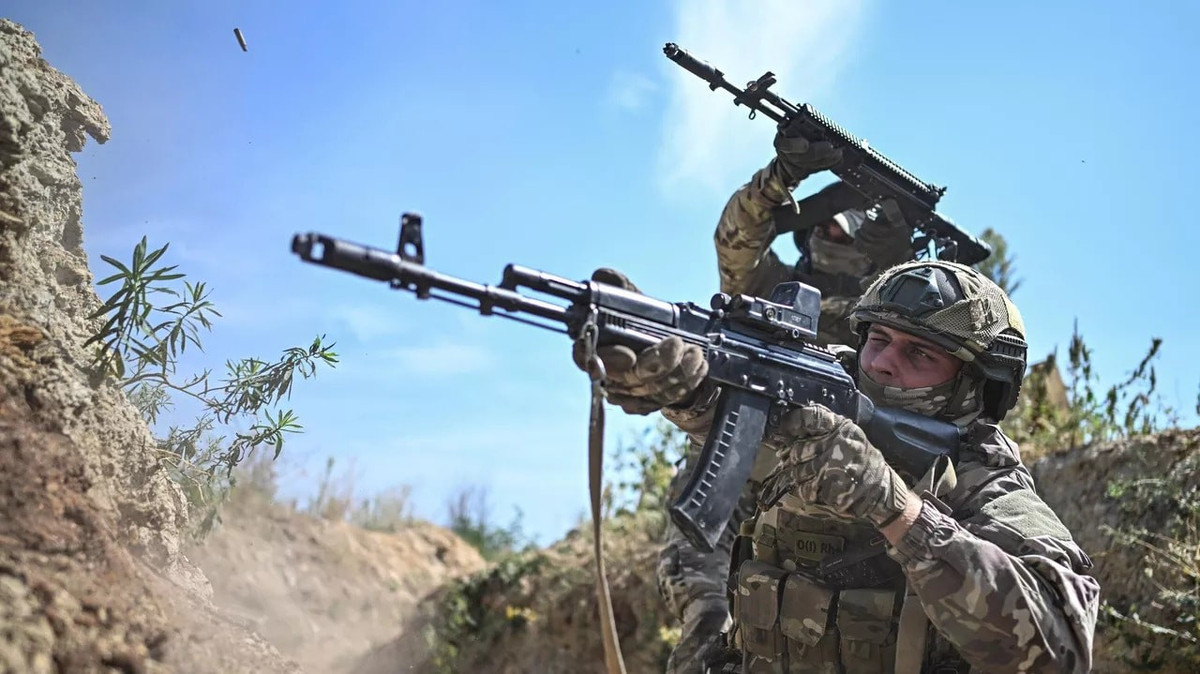 Ở phía bắc Ukraine, Tập đoàn quân số 8 của Nga đang mở một cuộc tấn công lớn về phía tây nam thành phố Druzhkivka, trong khi Quân đoàn số 11, thuộc Cụm quân phía Bắc RFAF tiếp tục tấn công vào lực lượng Ukraine còn lại ở thành phố Volchansk thuộc tỉnh Kharkov. Tập đoàn quân Cận vệ số 1 của Nga thuộc Quân khu Moscow, đang chiến đấu giành quyền kiểm soát thành phố Kupyansk, bên bờ trái sông Oskol.