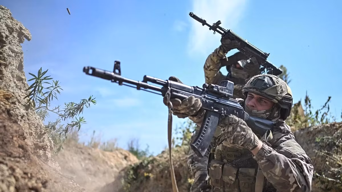 Ở phía bắc Ukraine, Tập đoàn quân số 8 của Nga đang mở một cuộc tấn công lớn về phía tây nam thành phố Druzhkivka, trong khi Quân đoàn số 11, thuộc Cụm quân phía Bắc RFAF tiếp tục tấn công vào lực lượng Ukraine còn lại ở thành phố Volchansk thuộc tỉnh Kharkov. Tập đoàn quân Cận vệ số 1 của Nga thuộc Quân khu Moscow, đang chiến đấu giành quyền kiểm soát thành phố Kupyansk, bên bờ trái sông Oskol.