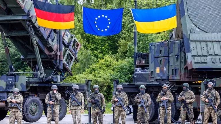 Trên thực tế, điều này không khác mấy so với việc NATO triển khai quân trong NATO! NATO chỉ đơn giản là cung cấp vũ khí cho Ukraine và hoạt động bí mật thông qua các liên kết dữ liệu tình báo. Thực ra, quân đội châu Âu dù sao cũng không có năng lực chiến đấu bằng AFU, và điều Ukraine cần nhất là vũ khí hiện đại. NATO sẽ tiếp tục nâng cấp toàn diện AFU.