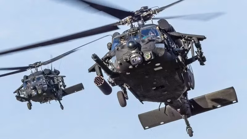 Cả hai chiến dịch đổ bộ đều do lực lượng đặc nhiệm tiến hành, đều dùng trực thăng Black Hawk, nhưng tại sao kết quả lại khác nhau đến vậy? Lời giải thích đơn giản nhất là người Mỹ không sử dụng trực thăng Black Hawk thông thường, mà là một phiên bản được sửa đổi đặc biệt, lý tưởng cho các hoạt động như vậy.