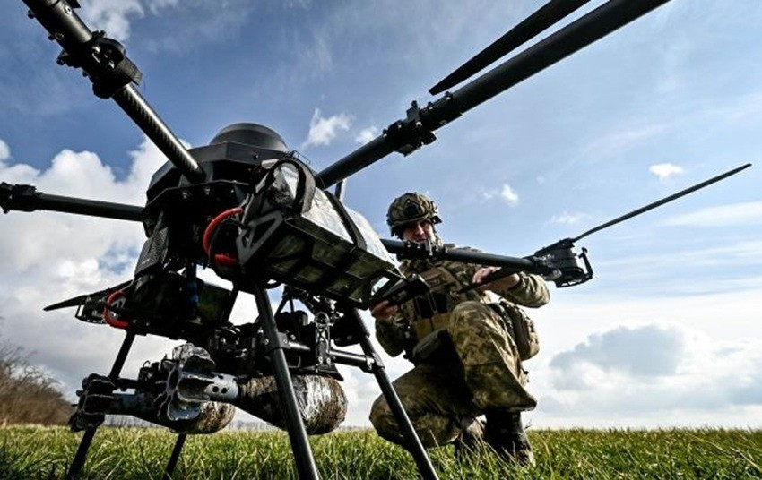 Hiện một số khu vực ở Kupyansk và khu vực lân cận, quân Ukraine bị kẹt lại trong vòng vây, đang được tiếp tế bằng UAV. Quân Ukraine đang cố gắng đột phá hàng ngày, nhưng không thể thoát khỏi vòng vây. Theo các quan chức Nga, quân Ukraine kẹt trong vòng vây, hiện chỉ có hai lựa chọn: bị bắt hoặc bị tiêu diệt.