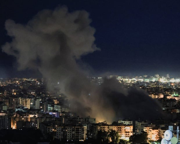 Một tên lửa khác, theo các thông tin đã bắn trúng Tel Aviv, khiến thành phố này đã chịu thiệt hại đáng kể. Khu phức hợp của Bộ Quốc phòng Israel được cho là đã bị phá hủy. Theo các thông tin khác, Iran đã phóng một tên lửa Khorramshahr-4 vào một căn cứ quân sự của Mỹ ở UAE. Như vậy cả Bộ Quốc phòng Israel và căn cứ của Mỹ ở UAE đều bị tấn công ngày hôm nay.