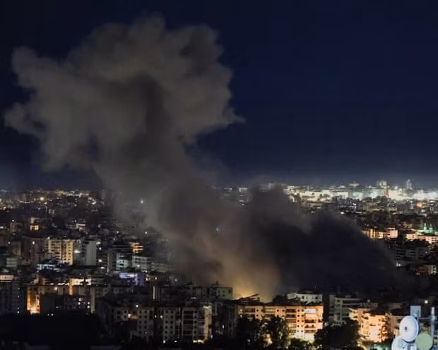 Một tên lửa khác, theo các thông tin đã bắn trúng Tel Aviv, khiến thành phố này đã chịu thiệt hại đáng kể. Khu phức hợp của Bộ Quốc phòng Israel được cho là đã bị phá hủy. Theo các thông tin khác, Iran đã phóng một tên lửa Khorramshahr-4 vào một căn cứ quân sự của Mỹ ở UAE. Như vậy cả Bộ Quốc phòng Israel và căn cứ của Mỹ ở UAE đều bị tấn công ngày hôm nay.