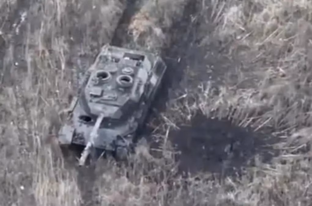 Sự thất bại về việc sử dụng lực lượng thiết giáp của AFU cũng đến từ sự cứng nhắc về mặt chiến thuật, đó chính là sự vận dụng nguyên tắc chiến thuật của NATO một cách máy móc. Các đơn vị xe tăng Ukraine vẫn áp dụng chiến thuật "tiến công tổng lực" theo kiểu NATO, nên phải chịu tổn thất nặng nề trước UAV FPV và tên lửa chống tăng của Nga;