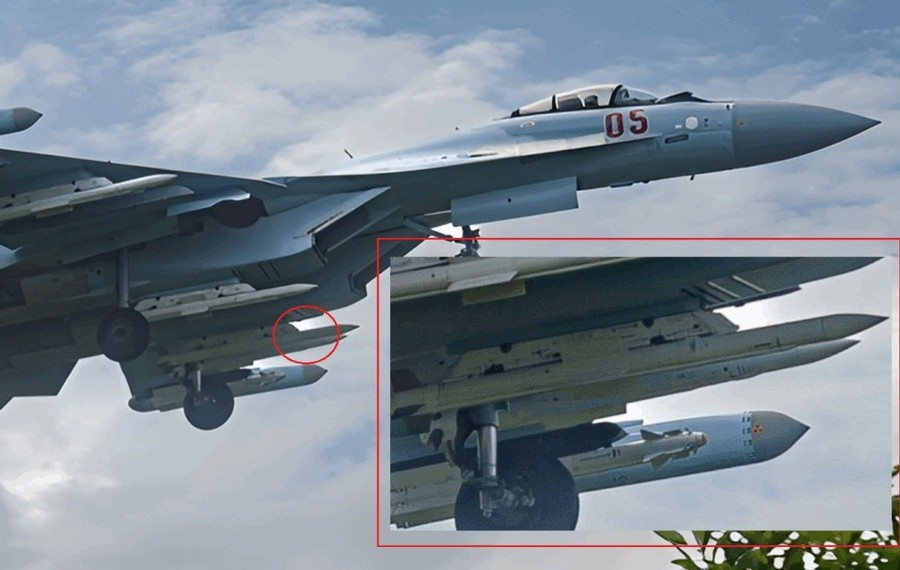 The War Zone cho biết, bức ảnh mới xuất hiện trên mạng xã hội cho thấy một máy bay chiến đấu đa năng Su-35S, với hai tên lửa R-77M trên các giá treo nằm dưới các cửa hút gió. Đồng thời vẫn có tên lửa R-77-1 tiêu chuẩn, được gắn vào các móc treo trung tâm cánh chính.